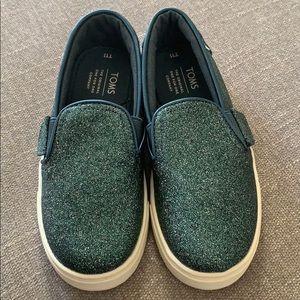 NWOT Tom’s girls navy blue glitter shoes Size 11